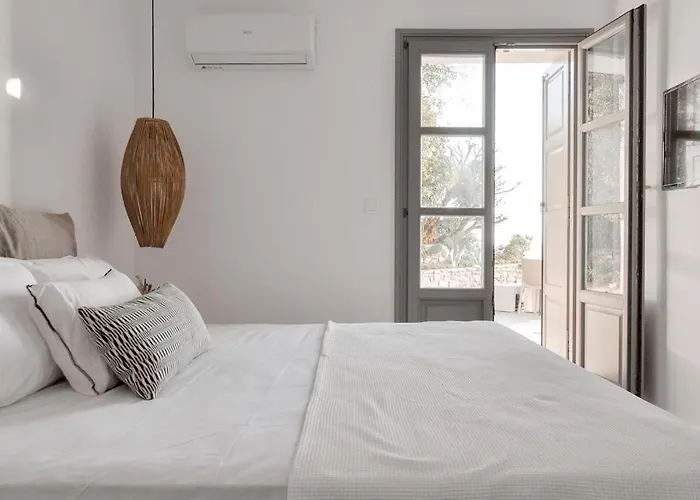 Cliff Sarakiniko (Paros)